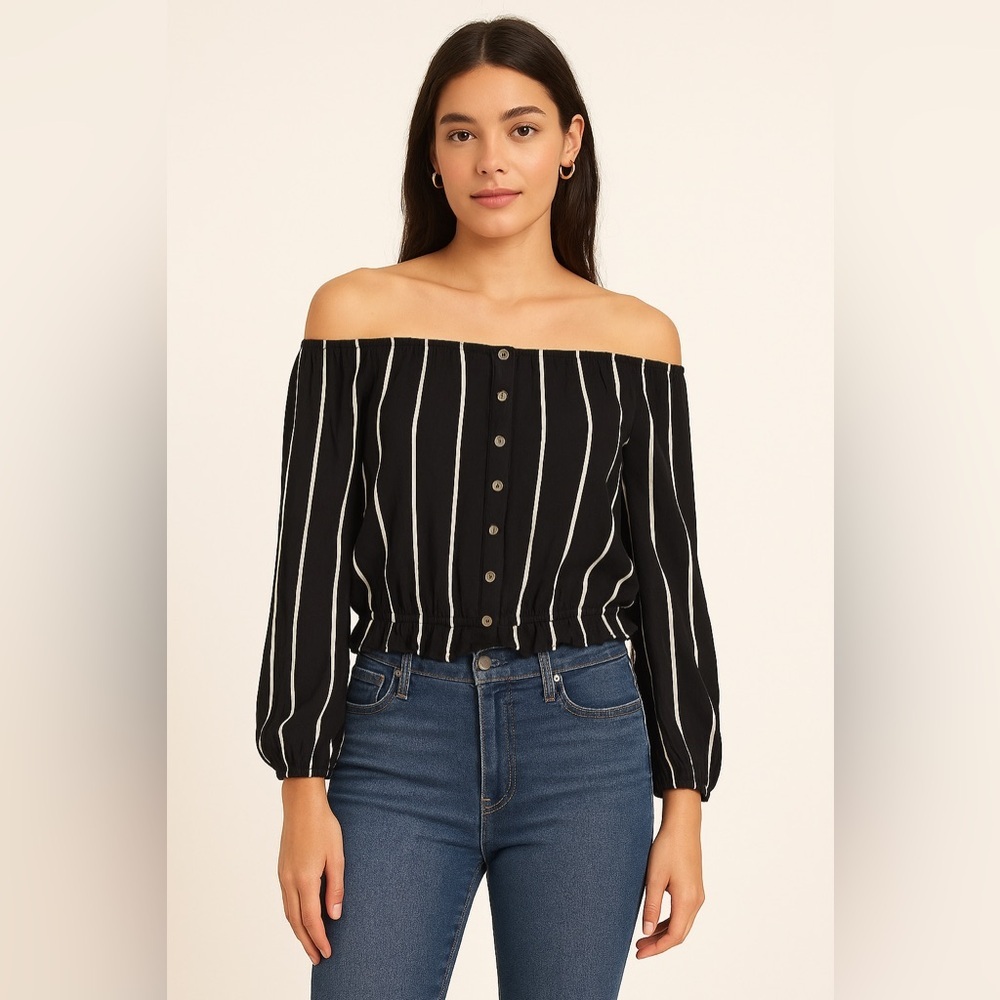 H&M Navy and White Buttoned Shirt Size Small
